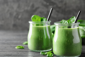 Zielone smoothie w szklance.