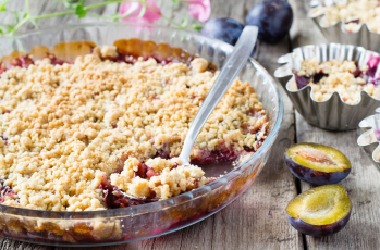 Zdjęcie crumble z sezonowymi owocami.