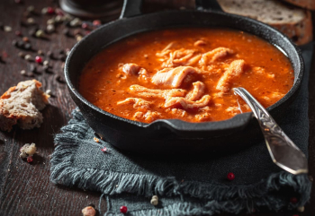 Zupa flaczki w misce. 