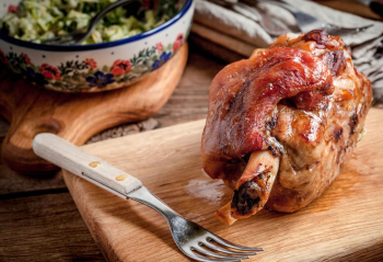 Golonka pieczona w piekarniku na desce.