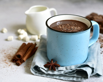 Gorąca czekolada w kubku a obok cynamon.