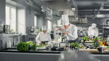 Podglądowe zdjęcie przedstawiające kuchnie w gastronomii.