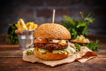 Jak przygotować idealnego burgera? Zdjęcie burgera z frytkami. 