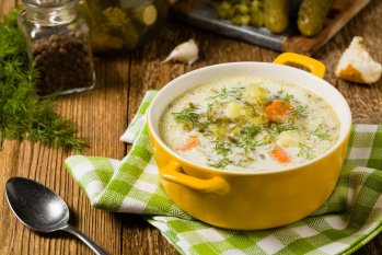 Jakie przyprawy do zupy ogórkowej? Zupa ogórkowa w garnku. 