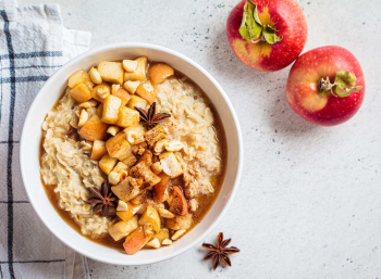 Jesienna owsianka z jabłkami w misce