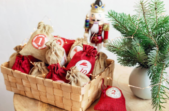 Kalendarz adwentowy diy z przyprawami w koszyczku.