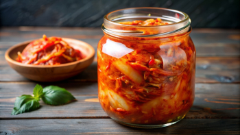 Kimchi w słoiku i na talerzu. 