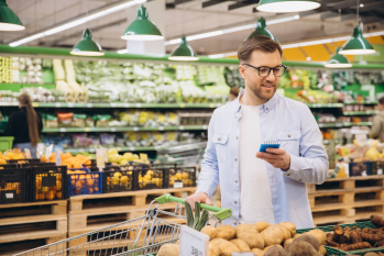 Mężczyzna robiący zakupy. Zdjęcie podglądowe.