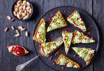 Mazurek z masą pistacjową pokrojony na kawałki. Zdjęcie podglądowe.