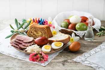Wielkanocne potrawy, baba drożdżowa, rzeżucha, pisanki.