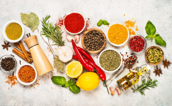 Zdjęcie podglądowe przypraw na blacie.