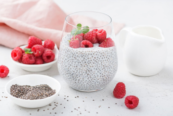 Pudding chia ze świeżymi malinami. 