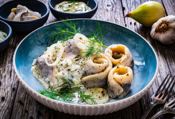 Sałatka śledziowa na talerzu.