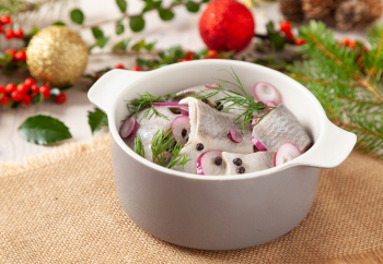 Śledzie na wigilię w naczyniu. 