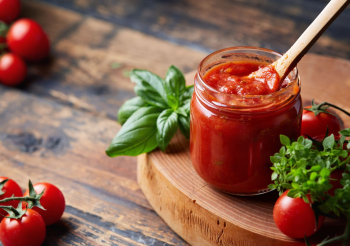 Sos do pizzy na blacie.