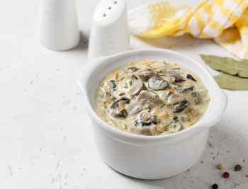 Wigilijny sos grzybowy w misce.