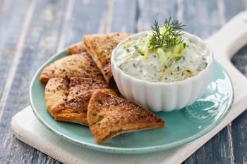 Zdjęcie sosu tzatziki. 