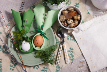 Wielkanocne dekoracje na stole. Zdjecie podgladowe.