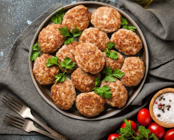 Kotlety mielone na talerzu.