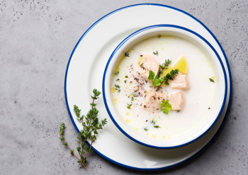 Zupa rybna na talerzu.