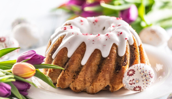 Babka wielkanocna z białym lukrem. 