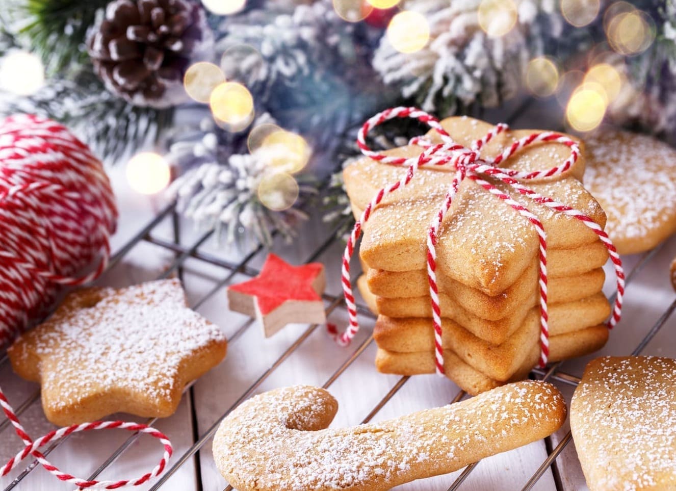 Ciasteczka w gwiazdki przewiązane i przygotowane na prezent.