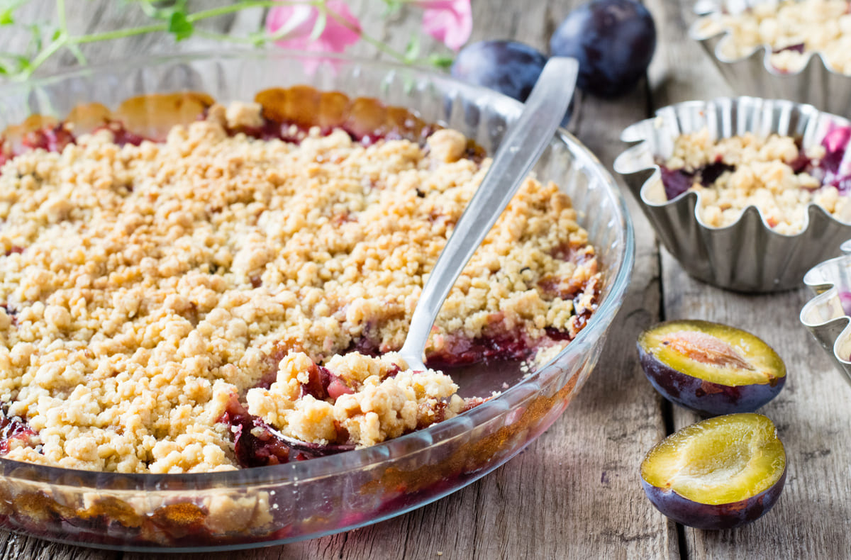 Crumble z sezonowymi owocami - jak je przygotować? 