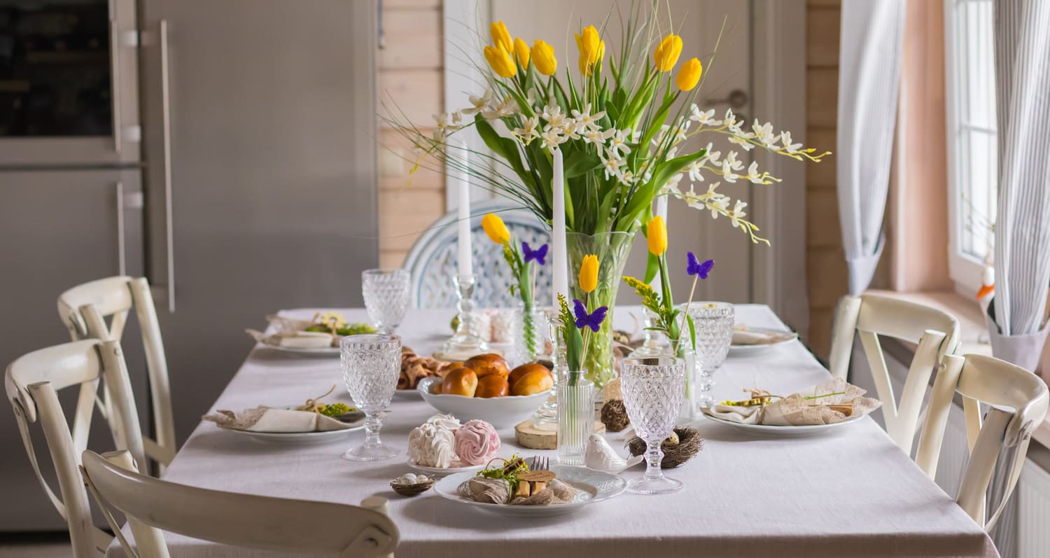 Dekoracja na wielkanocnym stole. Zdjęcie podglądowe.