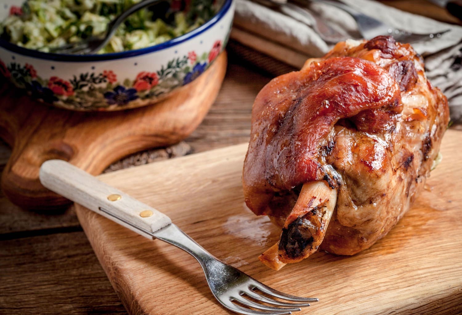 Golonka pieczona w piekarniku na desce.