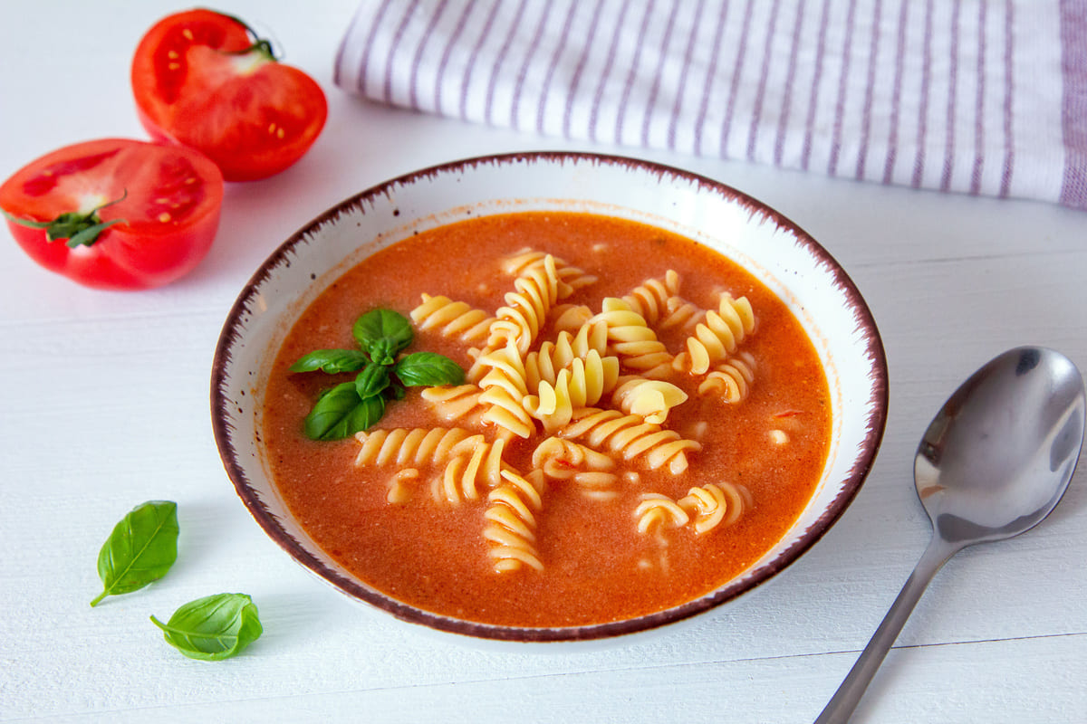 Ulubiona zupa w polskim menu. Jakie przyprawy do zupy pomidorowej?  