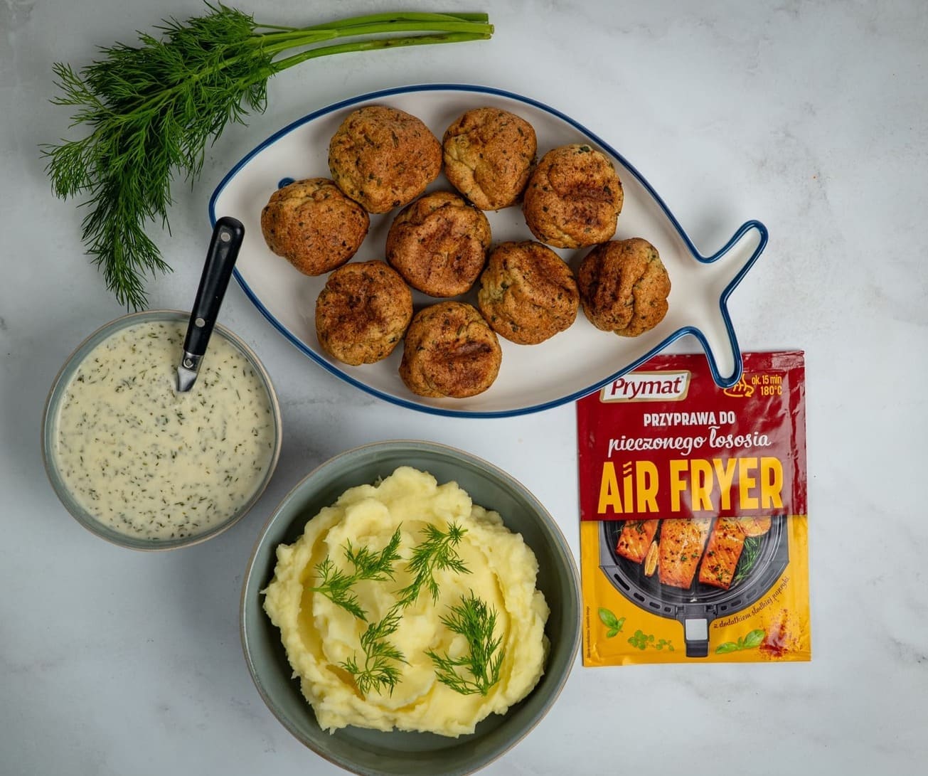 Klopsy z frytkownicy beztłuszczowej podane z ziemniaczkami i sosem. Zdjęcie podglądowe.