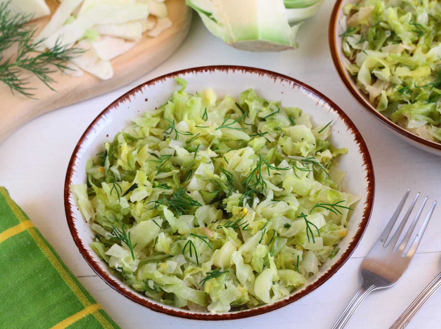 Młoda kapusta zasmażana. Zdjęcie podglądowe. 