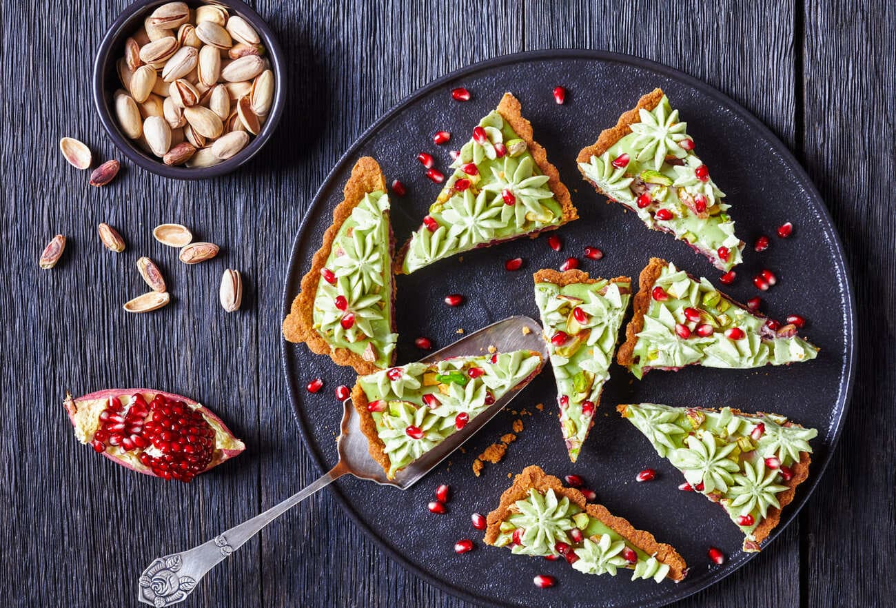 Mazurek z masą pistacjową pokrojony na kawałki. Zdjęcie podglądowe.