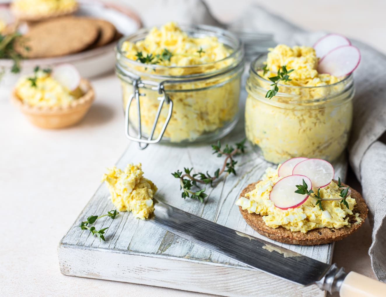 Pasta jajeczna w 3 wersjach – idealna na wielkanocne śniadanie 