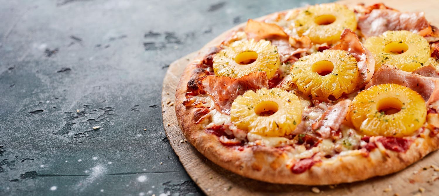 Pizza hawajska na talerzu.
