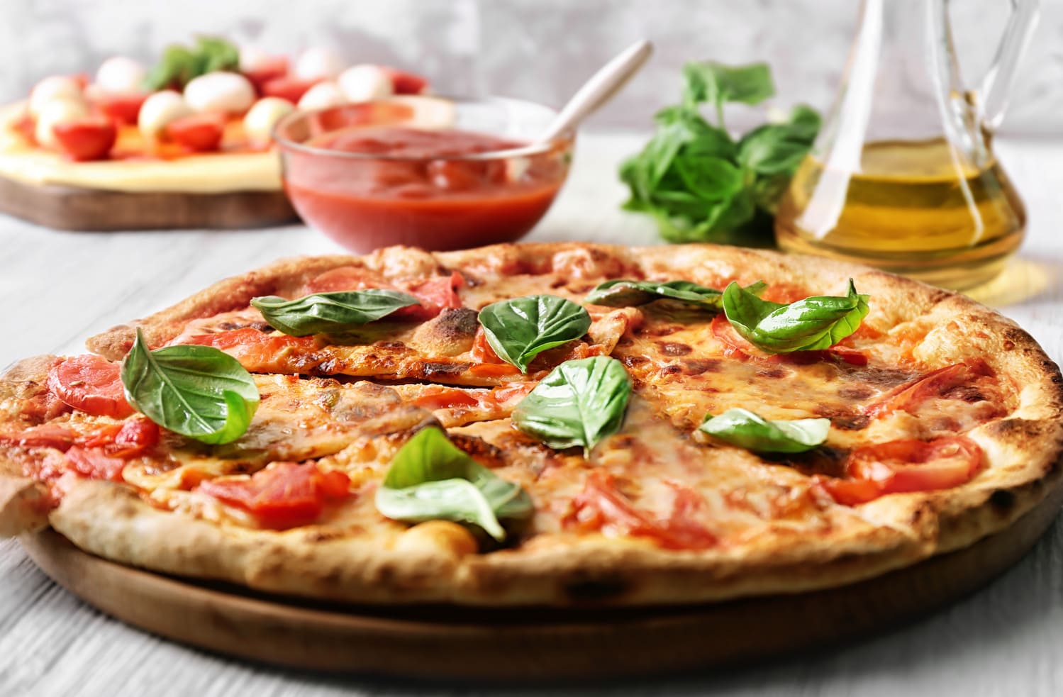 Pizza na talerzu.