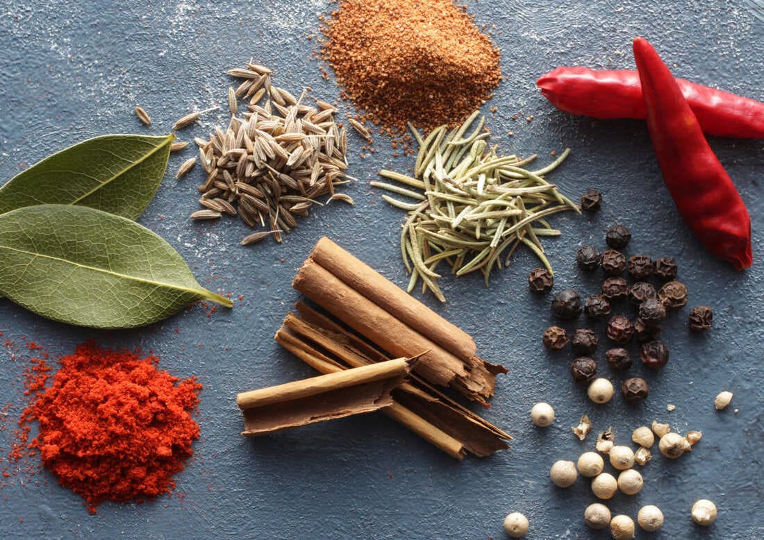 Zdjęcie podglądowe przypraw na stole.