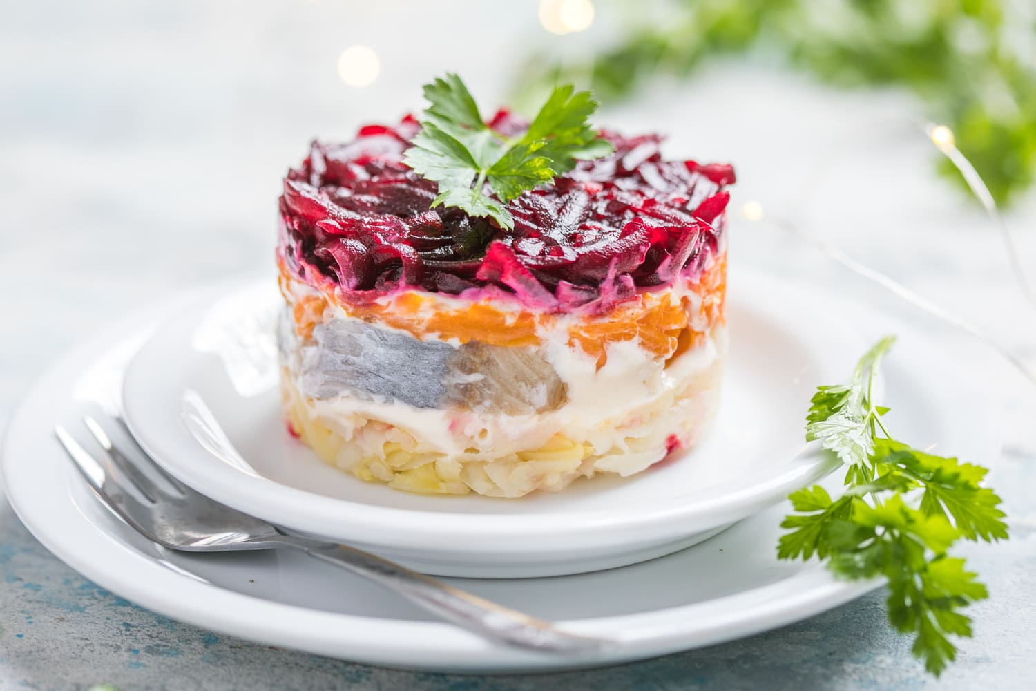 Salatka sledziowa pod pierzynk na talerzu