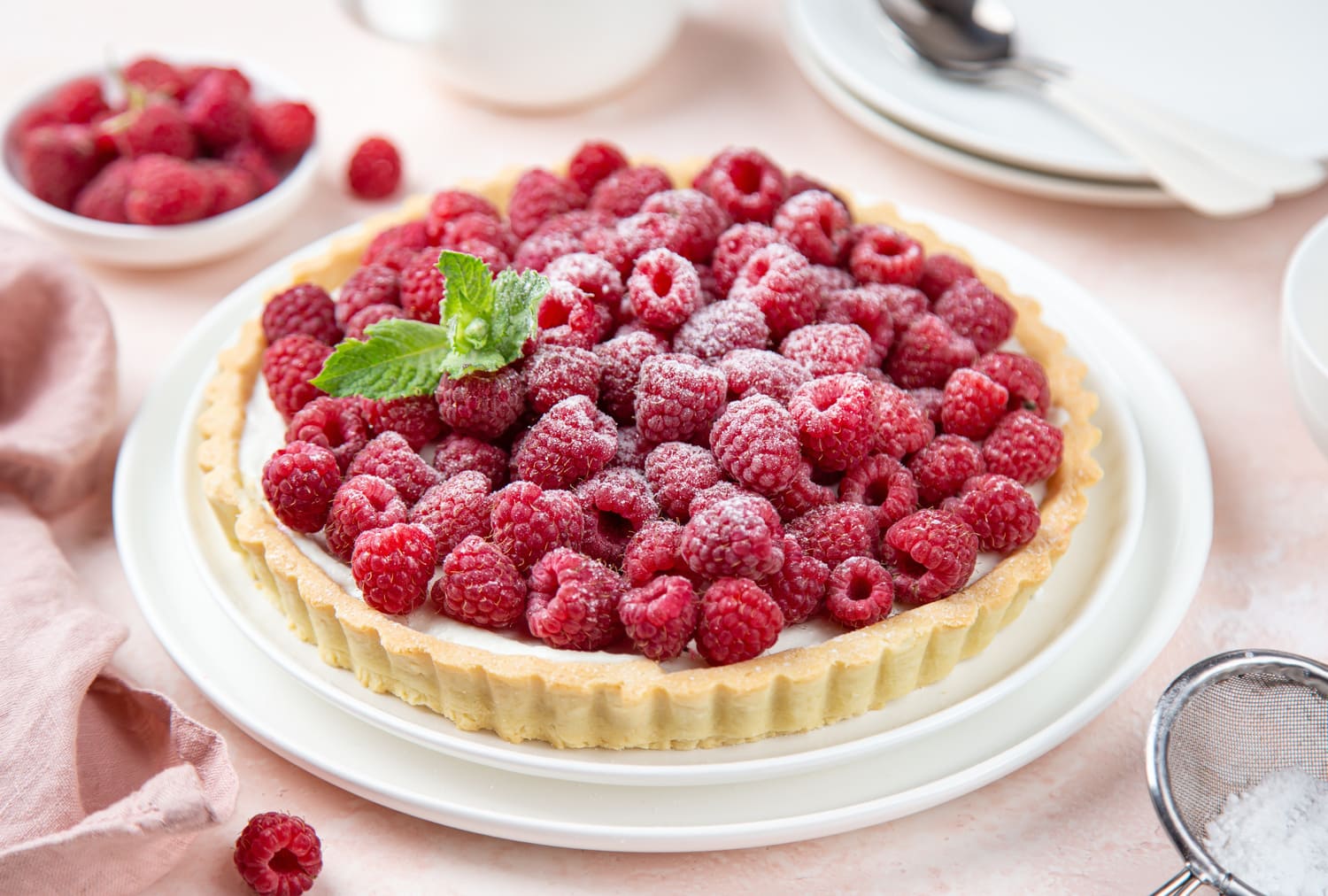 Tarta z malinami na talerzu.