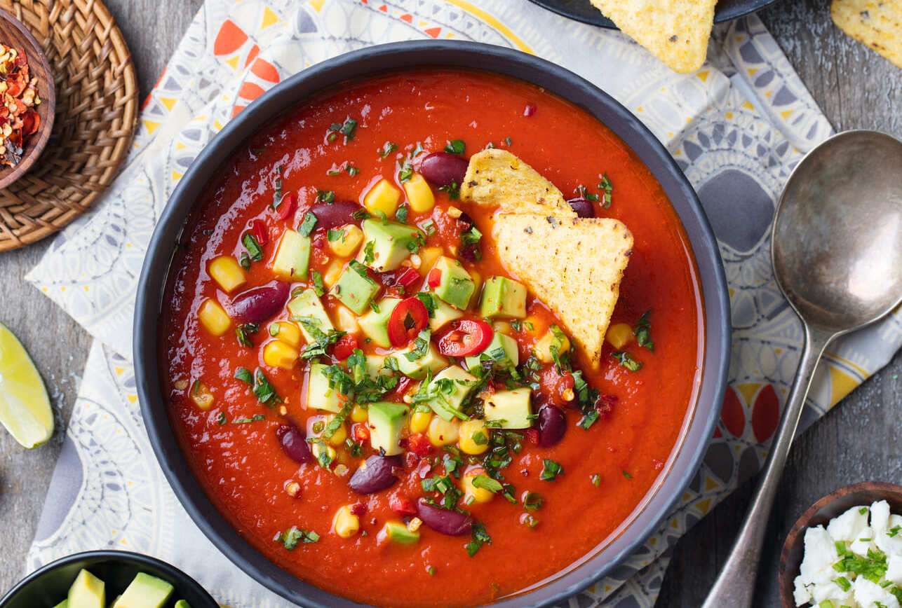 Zupa meksykańska na talerzu